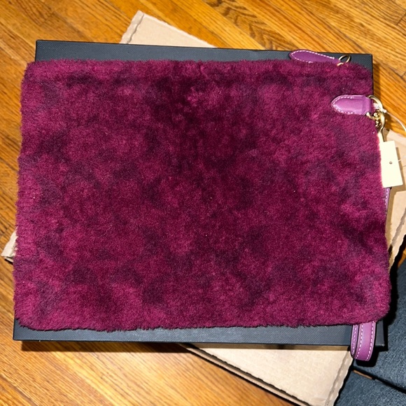Coach Charter Pouch In Signature Shearling NWT - Picture 4 of 9